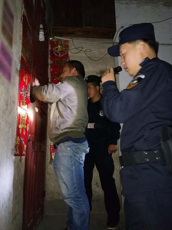 吕梁地区粗心妈妈误将幼女锁家中 民警全城寻开锁师傅开门